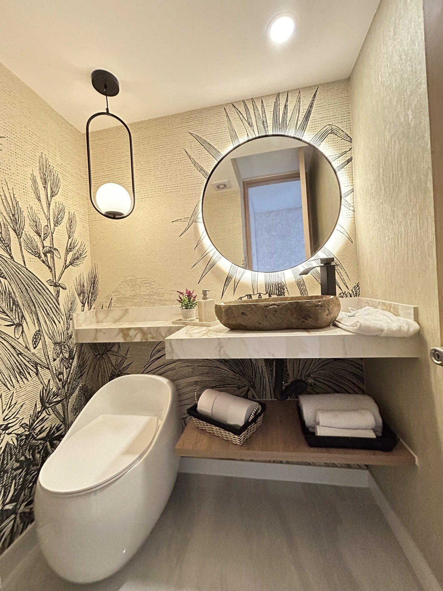 Baño boutique con papel mural botánico