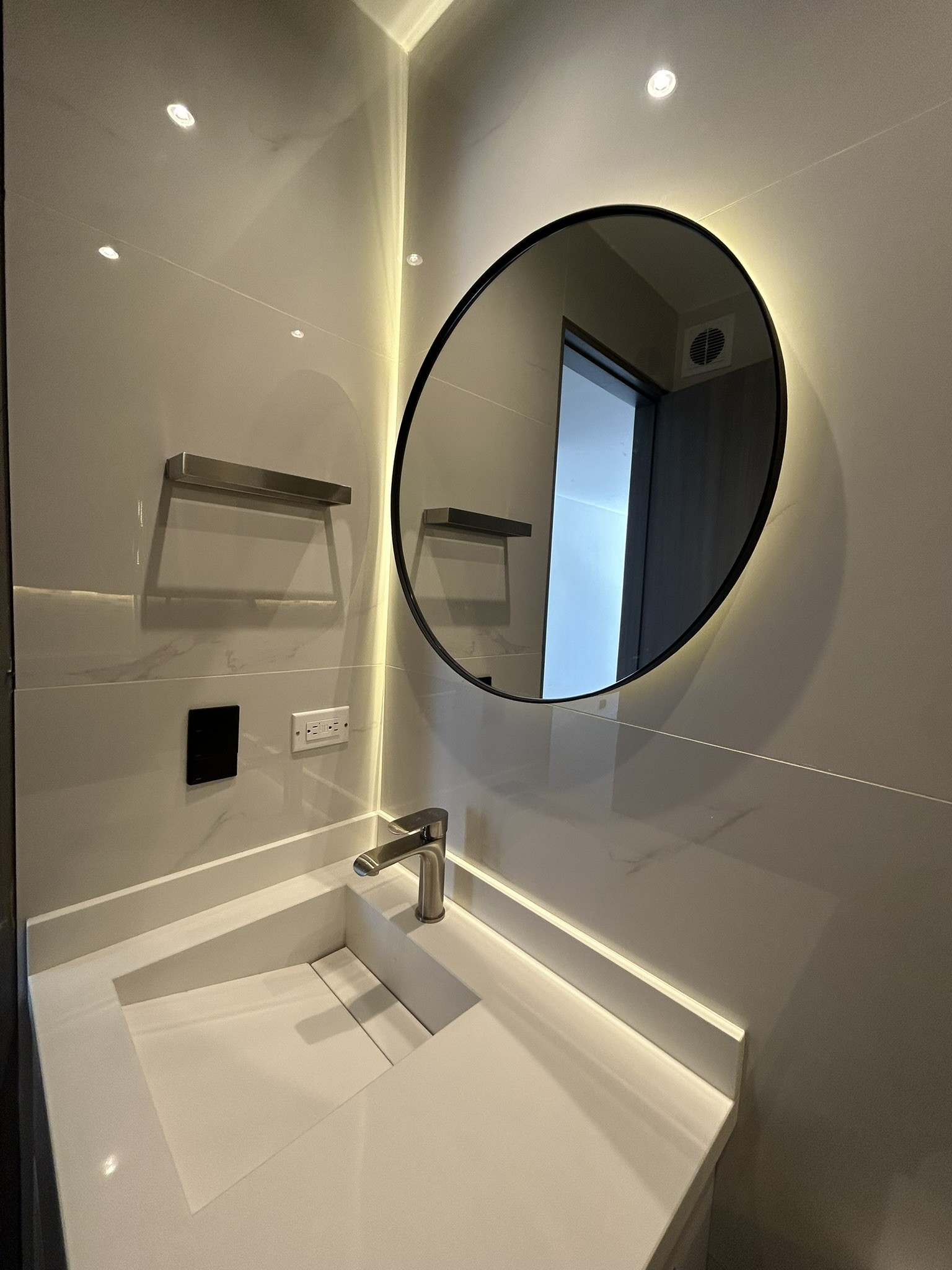 Baño en mármol con espejo circular