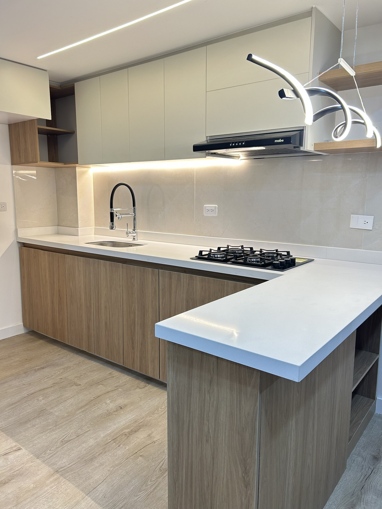 Cocina en blanco y madera con campana
