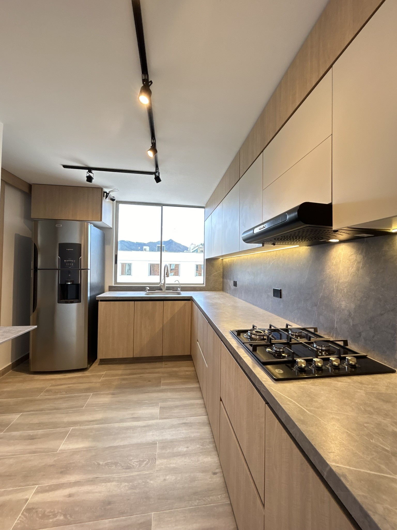 Cocina con nevera y dispensador