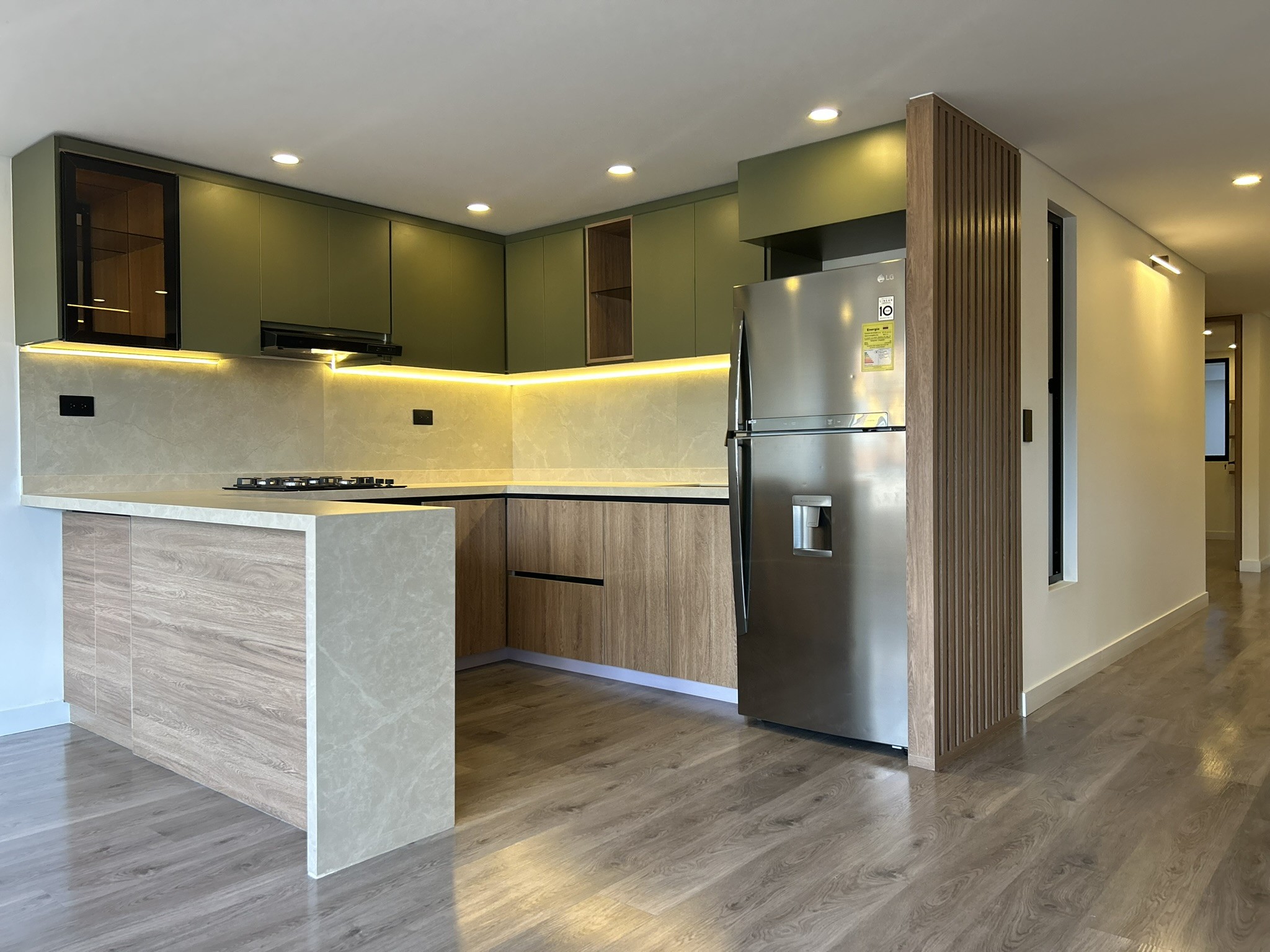 Cocina verde oliva con nevera empotrada