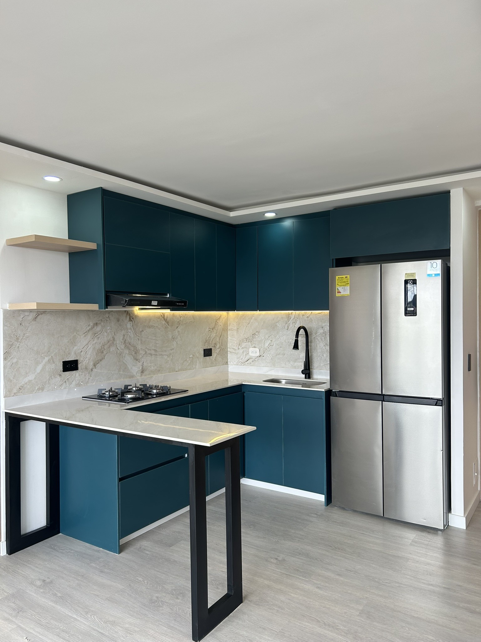 Cocina en tono verde petróleo