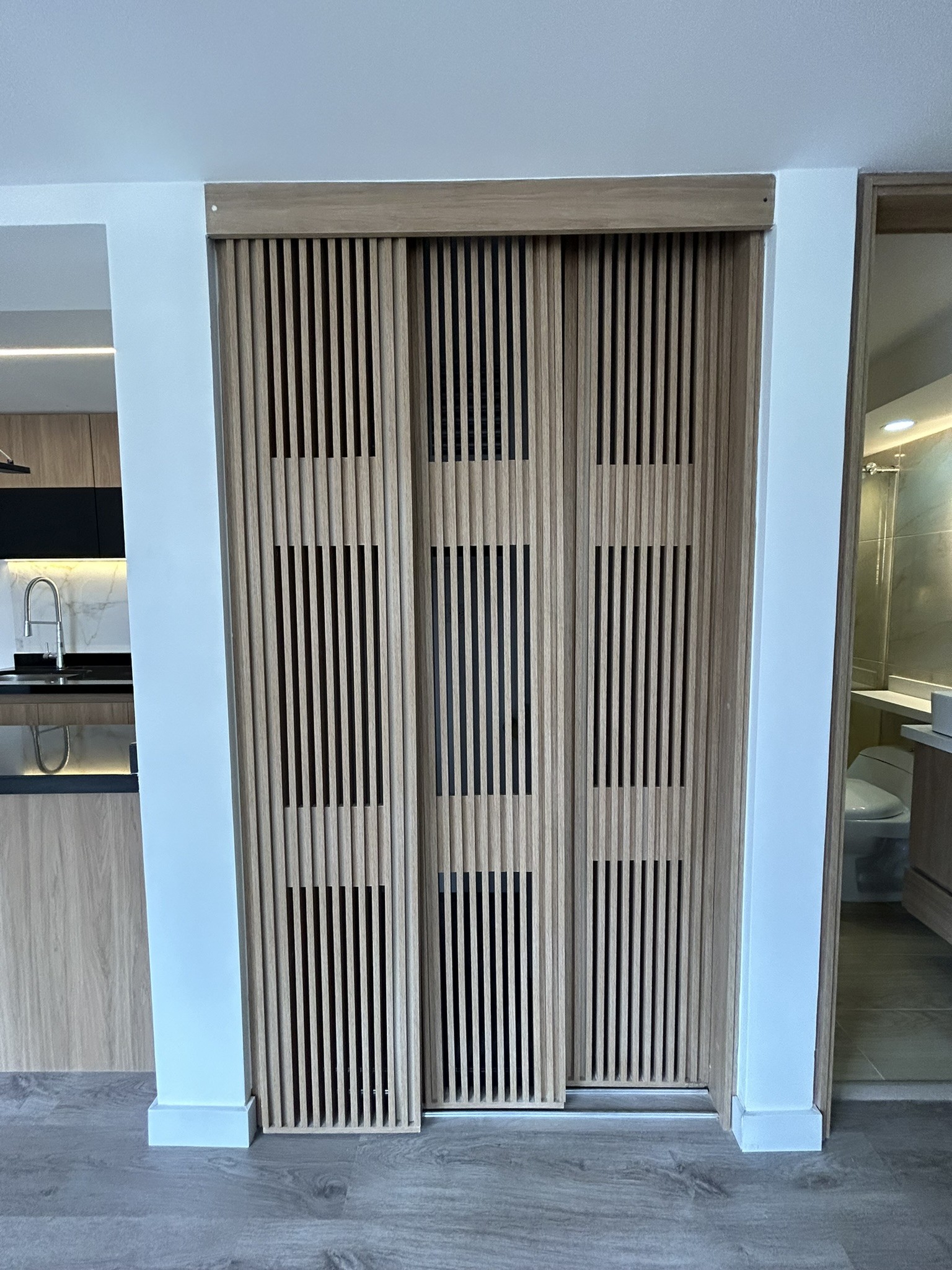 Detalle de puerta corredera en madera