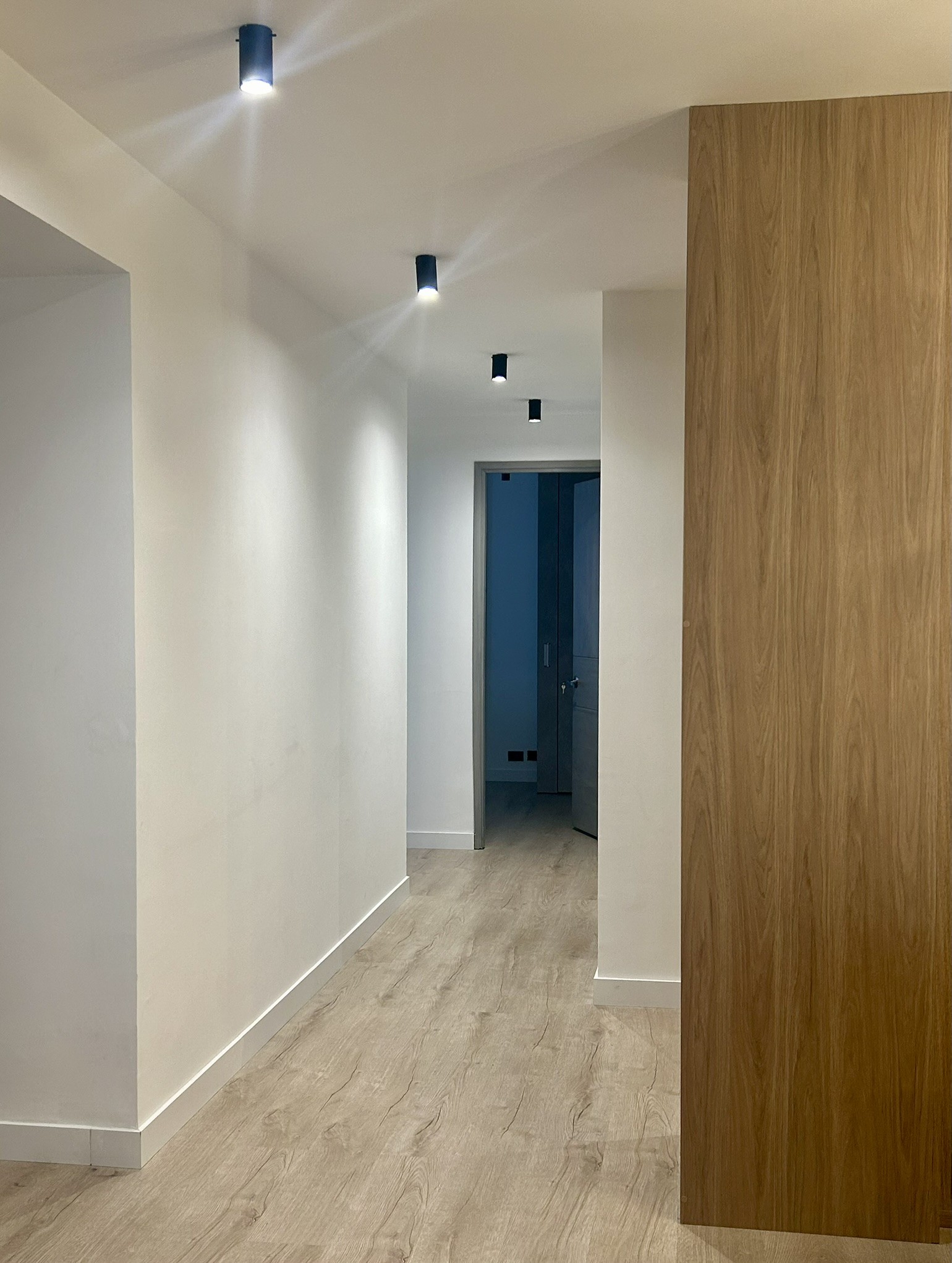 Pasillo con acabados en madera