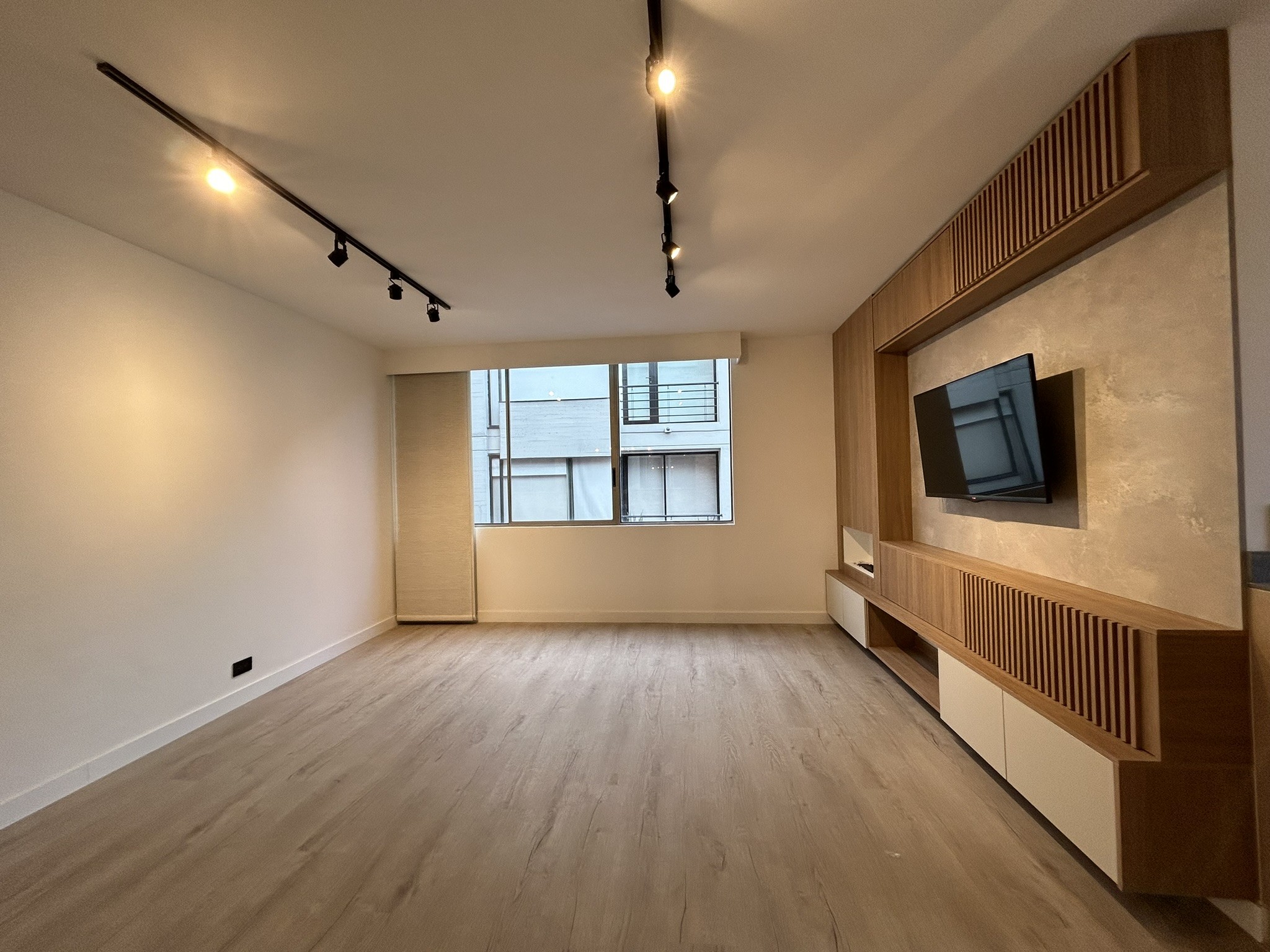 Sala con acabados en madera